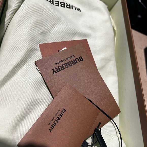 Burberry perfect like new - Picture 14 of 16